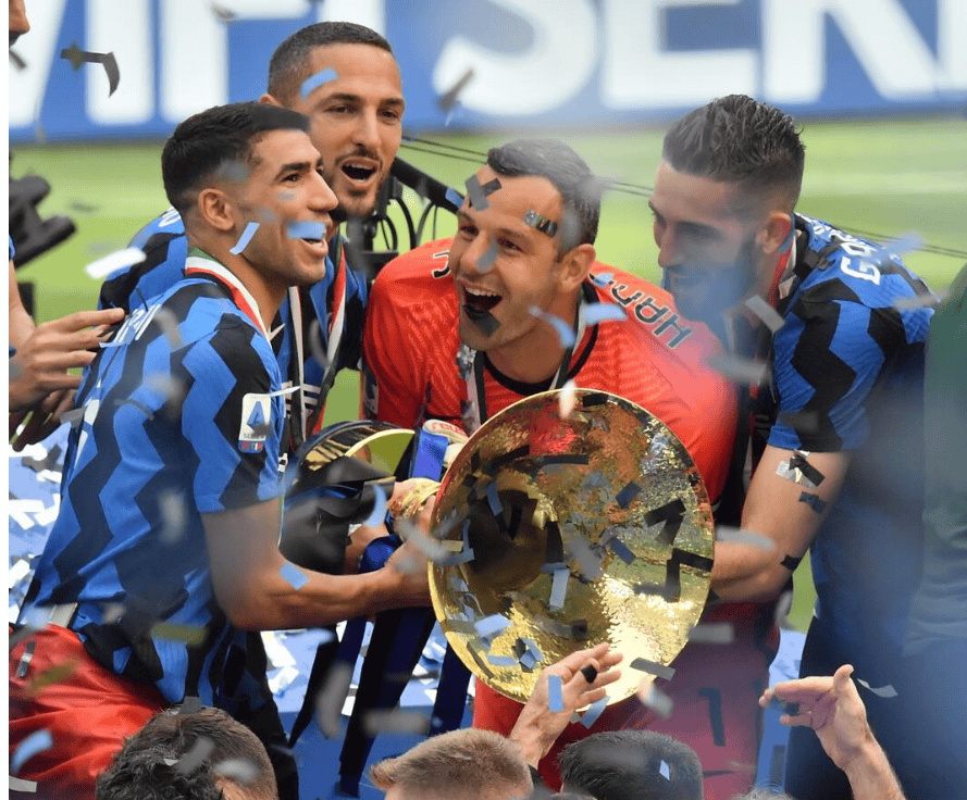 英雄联盟2025总决赛-拉齐奥清晨主帅复盘,志在NBA总决赛名次提升,球迷炸锅,团队化学反应显著